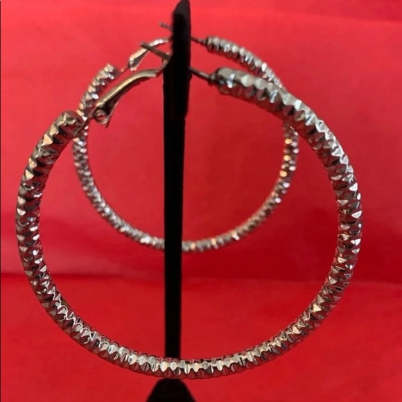 2 pairs Large textured hoop earrings - Picture 4 of 9